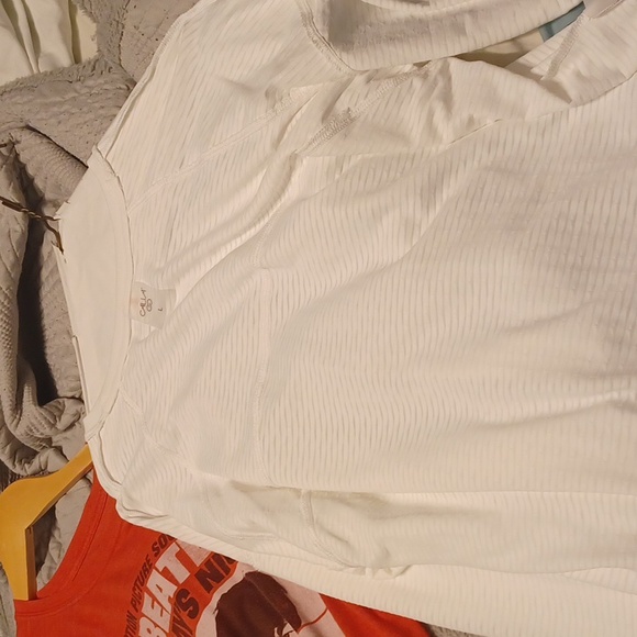 Shirts and a dress that I don't wear any more - Picture 2 of 6